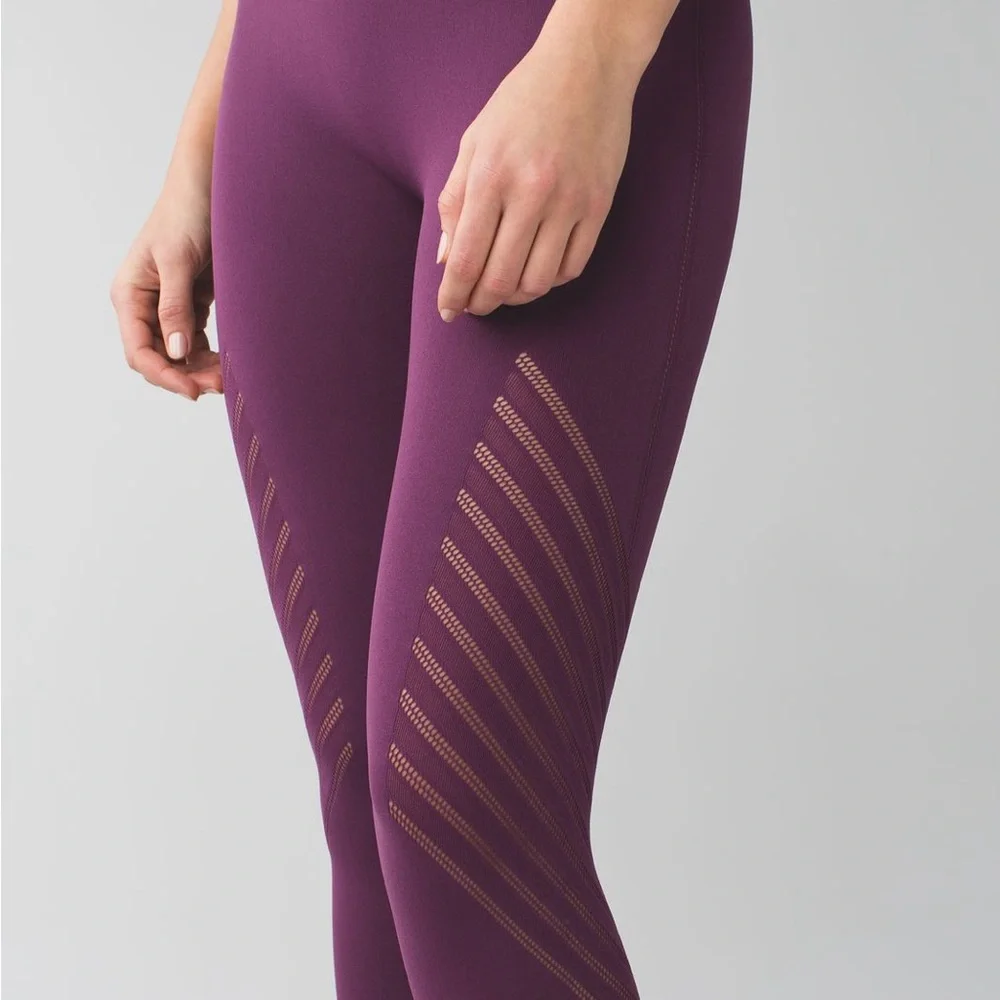 💜 Lululemon Athletica Enlighten Crop in Plum (S)